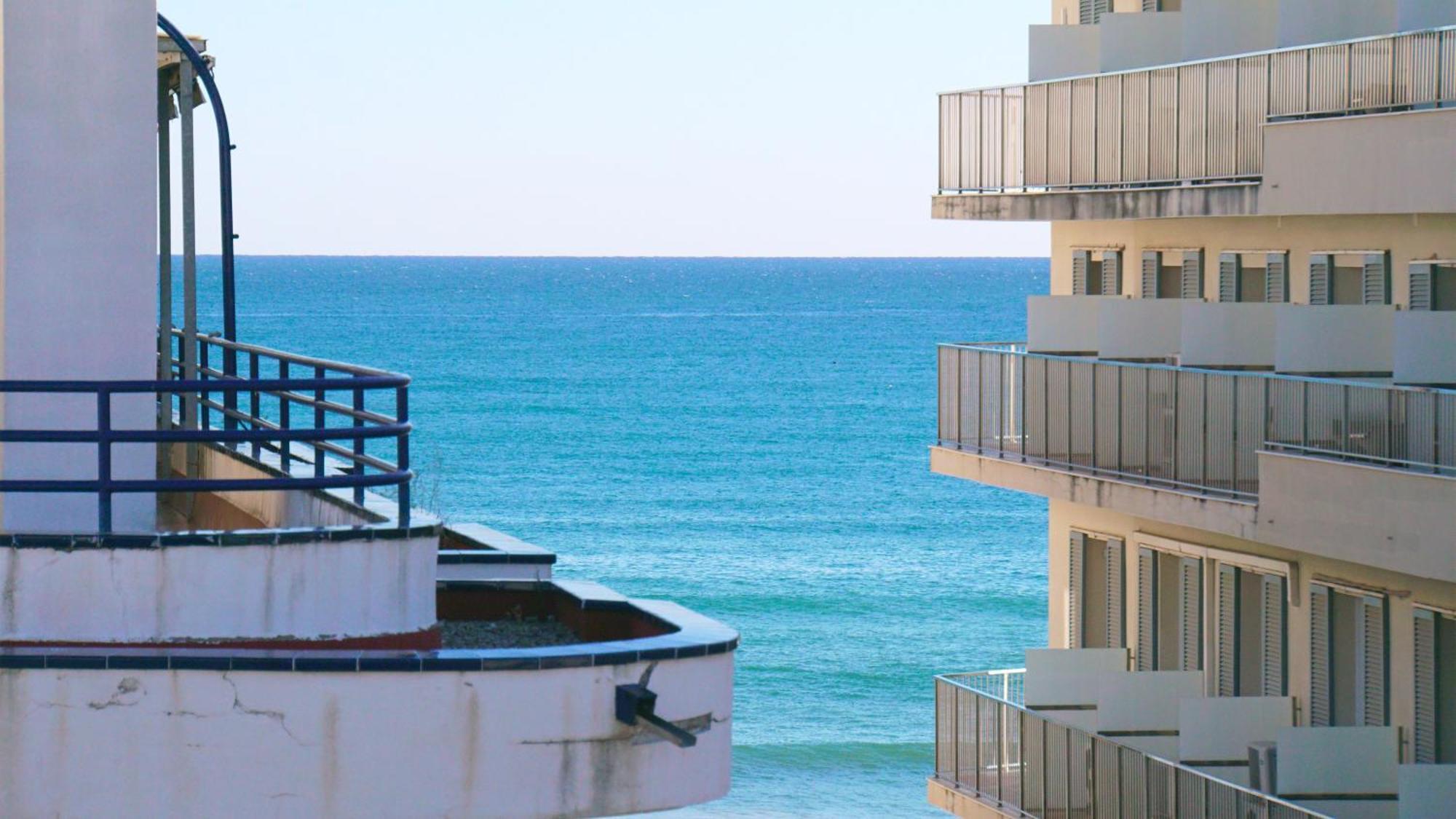 Beachstyle Penthouse By Hello Homes Ситжес Екстериор снимка