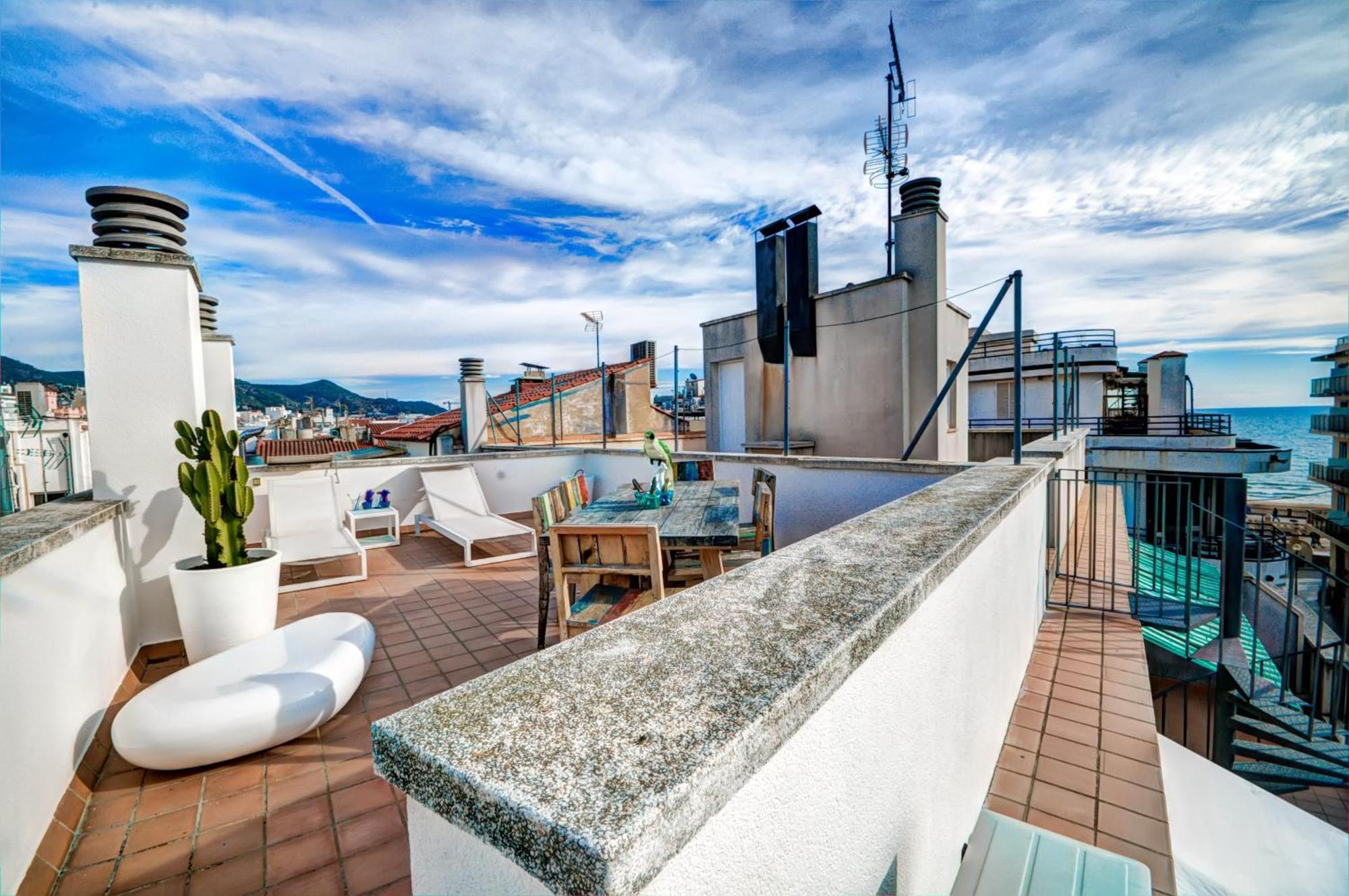 Beachstyle Penthouse By Hello Homes Ситжес Екстериор снимка